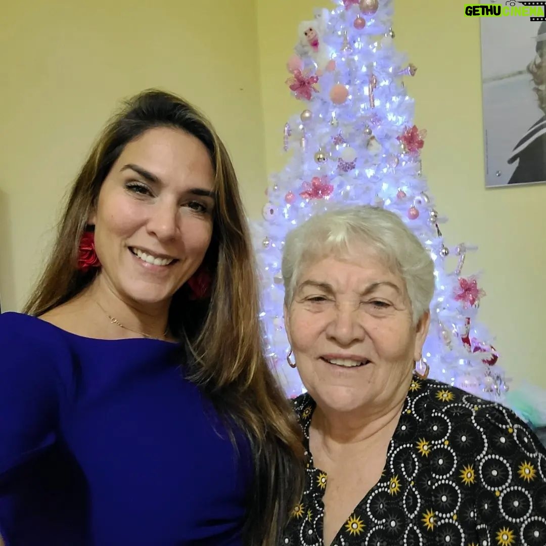 Mey Santamaría - 2.1K Likes - Feliz día a todas esas bellas madres que saben lo que es el AMOR!!! Feliz día madre mía, @sobeidagongora gracias por enseñarme sobre la empatia, la generosidad y muchas cosas que me han ayudado a ser la madre que soy hoy 💞 Gracias a mis hijos y a @philiptimmermann
Por mis regalos y a @kissmeeva por mis aros que me encantan!!💝
Se levantan sus hijos y la llaman bienaventurada; Y su marido también la alaba:
Proverbios 31:28
Muchas mujeres hicieron el bien; Mas tú sobrepasas a todas.
Proverbios 31:29
#felizdiadelasmadres #felizdiamama #abrazos
