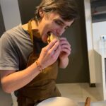 Mey Santamaría Instagram – Cuando te ofrecen cocinar y piden refuerzos a @mrdely.cl 👏🏼👏🏼👏🏼 Exquisitas hamburguesas!!!! Se pasaron 👏🏼👏🏼👏🏼👏🏼 Se nota el entusiasmo en la foto de @philiptimmermann o no? 🙈🤣😂🤣😂🤣😂#elquesabeloqueesbueno
#buendato #cocinaelmaridohoy #ricahamburguesa #amordelbueno