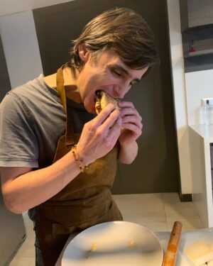 Mey Santamaría Instagram - Cuando te ofrecen cocinar y piden refuerzos a @mrdely.cl 👏🏼👏🏼👏🏼 Exquisitas hamburguesas!!!! Se pasaron 👏🏼👏🏼👏🏼👏🏼 Se nota el entusiasmo en la foto de @philiptimmermann o no? 🙈🤣😂🤣😂🤣😂#elquesabeloqueesbueno
#buendato #cocinaelmaridohoy #ricahamburguesa #amordelbueno