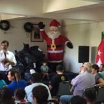 Mey Santamaría Instagram – Ya es una tradición La foto agradeciéndole al #viejopascuero su presencia en el Hospital Luis Calvo Mackenna a pesar del calor! Y también quiero agradecer a mis amigos de #sentidanavidad @fransepulv @quinocasarino Mariana etc, por llevar 23 años haciendo felices a los niños e invitarme a ser parte de este día tan especial hace ya varios años. Mi alma se siente tranquila después de escuchar el #corotabernaculodecristo Gracias a todos los voluntarios y auspiciadores que la hacen posible 🙌🏽💞 Bendiciones y MUY FELIZ NAVIDAD tengan todos en familia🙏 #sentidanavidad #navidadparatodos #amordelbueno #niñosdechile