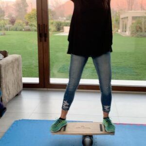 Mey Santamaría Instagram - Jugando como niñ@s con @m_ffernandaa 😛Se mueren lo bueno que es esta tabla 🏄🏻‍♂️ para el equilibrio, las piernas y para el corazón también. Control interior 🤦🏽‍♀️🙈😂🤣😂 mi marido @philiptimmermann fue el que la compró en @iglwoodlab #equilibrio #juego #entretencion
