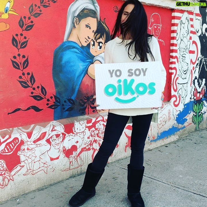 Mey Santamaría - 1.9K Likes - Los invito AMAR! 💞👫
El que ama de corazón sincero y con un amor puro, no se equivoca, porque el amor siempre vale la pena.
El camino del amor debe ser nuestro estilo de vida; debe ser nuestra elección ante de cualquier decisión que se tome; ante de cualquier proyecto a ser realizado.
Hoy debo empezar un nuevo trabajo @oikoschile.ong , un nuevo proyecto. Y mi decisión fue: escoger el camino del amor para que sea un verdadero servicio a los prójimos que encontraré, especialmente para los más necesitados. Nuestros niños, niñas y adolescentes olvidados.
Necesitamos de todos desde el amor! Te sumas?www.oikoschile.org #yosoyoikos #yosoyoikoschile #amordelbueno #niñosdechile #sumate #aporta