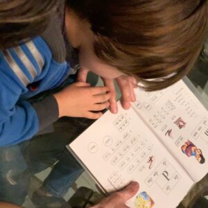 Mey Santamaría Instagram - Chocha de ver cómo  Nico aprende a leer de la mano de su papá @philiptimmermann y las asosiaciones graciosas que se le ocurre 🤣😂🤣🙈 Siempre presente en nuestra familia @timmermusic Te extrañamos!!🙌🏼💕 #aprendiendoencasa #aprendiendoaleer #mamachocha #hijosfelices #cuarentena2020 #amordelbueno