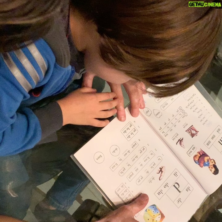 Mey Santamaría - 4.6K Likes - Chocha de ver cómo Nico aprende a leer de la mano de su papá @philiptimmermann y las asosiaciones graciosas que se le ocurre 🤣😂🤣🙈 Siempre presente en nuestra familia @timmermusic Te extrañamos!!🙌🏼💕 #aprendiendoencasa #aprendiendoaleer #mamachocha #hijosfelices #cuarentena2020 #amordelbueno