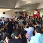 Mey Santamaría Instagram – Ya es una tradición La foto agradeciéndole al #viejopascuero su presencia en el Hospital Luis Calvo Mackenna a pesar del calor! Y también quiero agradecer a mis amigos de #sentidanavidad @fransepulv @quinocasarino Mariana etc, por llevar 23 años haciendo felices a los niños e invitarme a ser parte de este día tan especial hace ya varios años. Mi alma se siente tranquila después de escuchar el #corotabernaculodecristo Gracias a todos los voluntarios y auspiciadores que la hacen posible 🙌🏽💞 Bendiciones y MUY FELIZ NAVIDAD tengan todos en familia🙏 #sentidanavidad #navidadparatodos #amordelbueno #niñosdechile