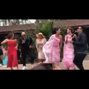 Mey Santamaría Instagram - Sorpresa!!!!! 💞 #gentedezona !!! Y todas nos pusimos tímidas!!!🤣😂🤣 
Gran matrimonio el de @damileyva @centroeventosdamaris Un recuerdo para toda la vida!