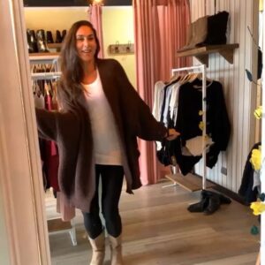 Mey Santamaría Instagram - Así de feliz me siento hoy por tanto cariño recibido para @oikoschile.ong y por esta bello outfit de @tiendazoi Que me permite salir muy abrigada en la mañana y cuando sale el sol seguir igual de linda y feliz! Se los recomiendo 💯 % #feliz #outfit #datosfemeninos #tiendazoi