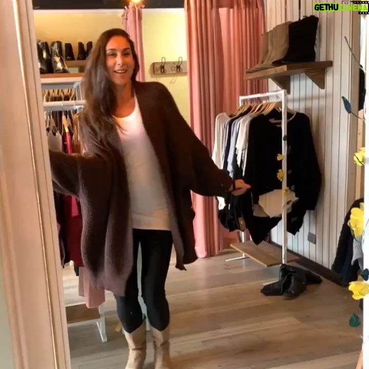 Mey Santamaría - 5.1K Likes - Así de feliz me siento hoy por tanto cariño recibido para @oikoschile.ong y por esta bello outfit de @tiendazoi Que me permite salir muy abrigada en la mañana y cuando sale el sol seguir igual de linda y feliz! Se los recomiendo 💯 % #feliz #outfit #datosfemeninos #tiendazoi