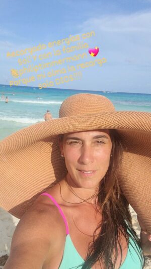 Mey Santamaría Instagram - Por fin!!!! Vacaciones en familia! 👨‍👩‍👧‍👦 #amordelbueno💕 #familia #caribe #sol