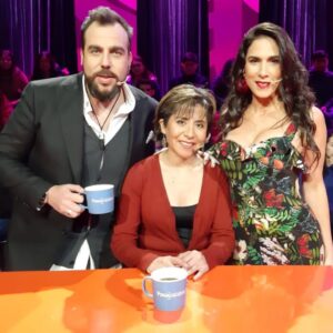 Mey Santamaría Instagram - Ya estamos listos con @fcokaminski para darlo todo y ayudar a #ledyosandón a ganar el #roscomillonario Quién además en su generosidad y bondad💖, prometió hacer una donación 💰 para @oikoschile.ong si lo gana! 🤩 Comprometiéndose así con los niños más vulnerados de Chile! 💪🏽 🙌🏽💞 #yosoyoikos #amordelbueno #pasapalabra #chv