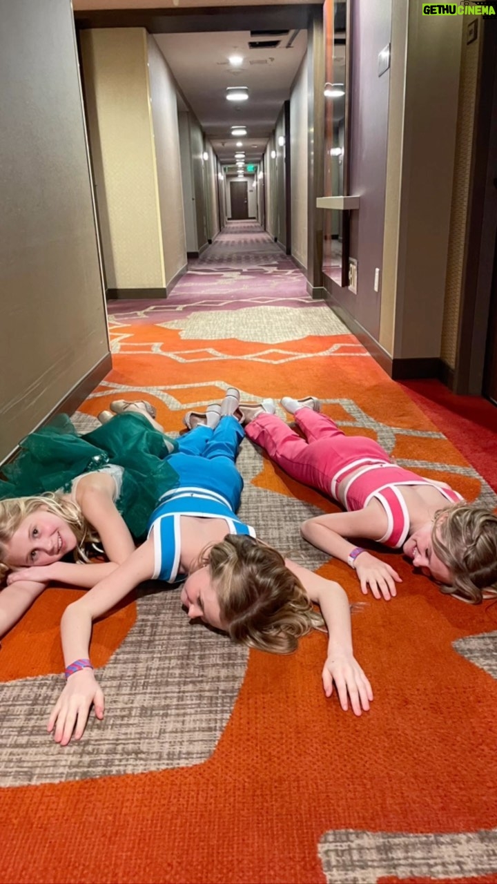 Mia Allan Instagram - What a night! Thank you @nickelodeon for making this happen. @nicktheloudhouse had a blast;) #twins #twinsofinstagram #theallantwins #love #beautiful #photooftheday #photography #photo #skincare #skincareroutine #fashion #fashionblogger #fashionstyle #actor #actress #actorslife #actors #ella #mia #ellaallan #miaallan #loudhouseliveactionseries #loudhouse #nickelodeon #paramount #lola #lana #janethevirgin #jane #janethevirginedit