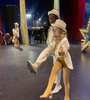 Mia Allan Instagram - It’s the 84th annual Royal Woods Kids have Talent Show 🎉 

More photos to come 😘😘

#twins #twinsofinstagram #theallantwins #love #beautiful #photooftheday #photography #photo #skincare #skincareroutine #fashion #fashionblogger #fashionstyle #actor #actress #actorslife #actors #ella #mia #ellaallan #miaallan #loudhouseliveactionseries #loudhouse #nickelodeon #paramount #lola #lana #janethevirgin #jane #janethevirginedit