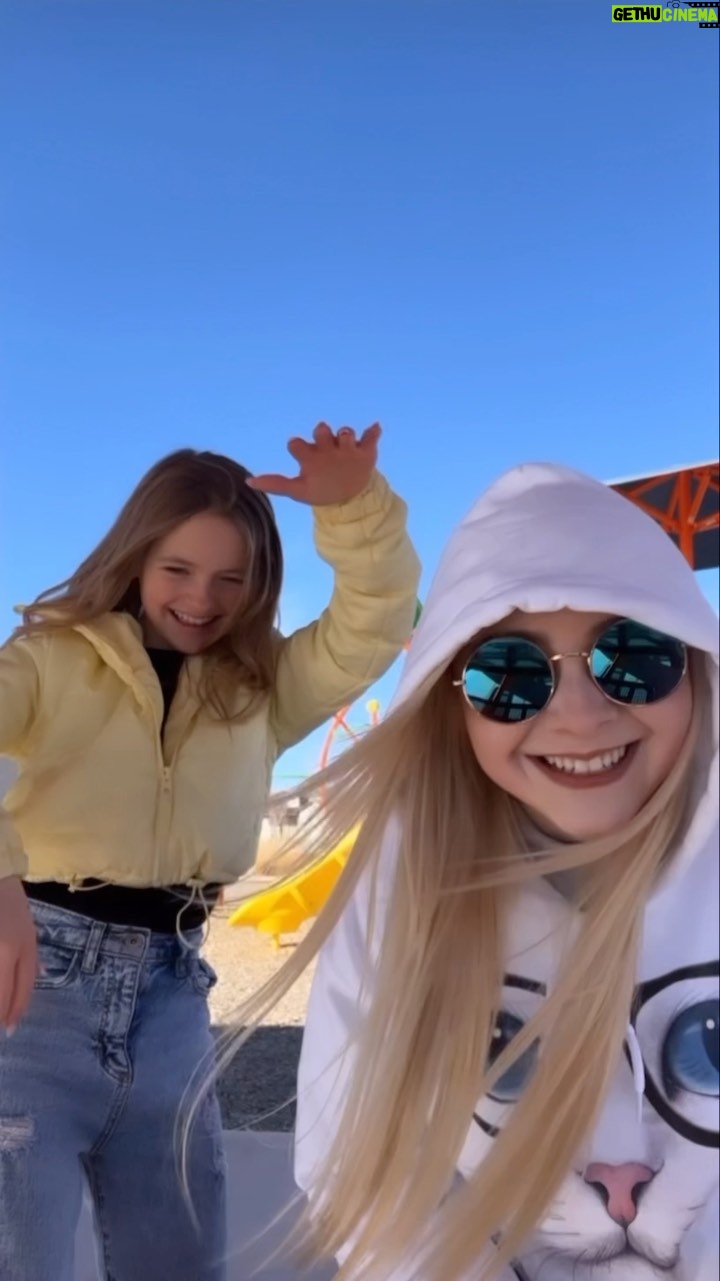 Mia Allan Instagram - Make sure to go check out Ella and Mia’s new show! #thereallyloudhouse now streaming on @nickelodeon @theallantwins 💗 #lolaloud #lanaloud #theallantwins #lilsisters #nickelodeon