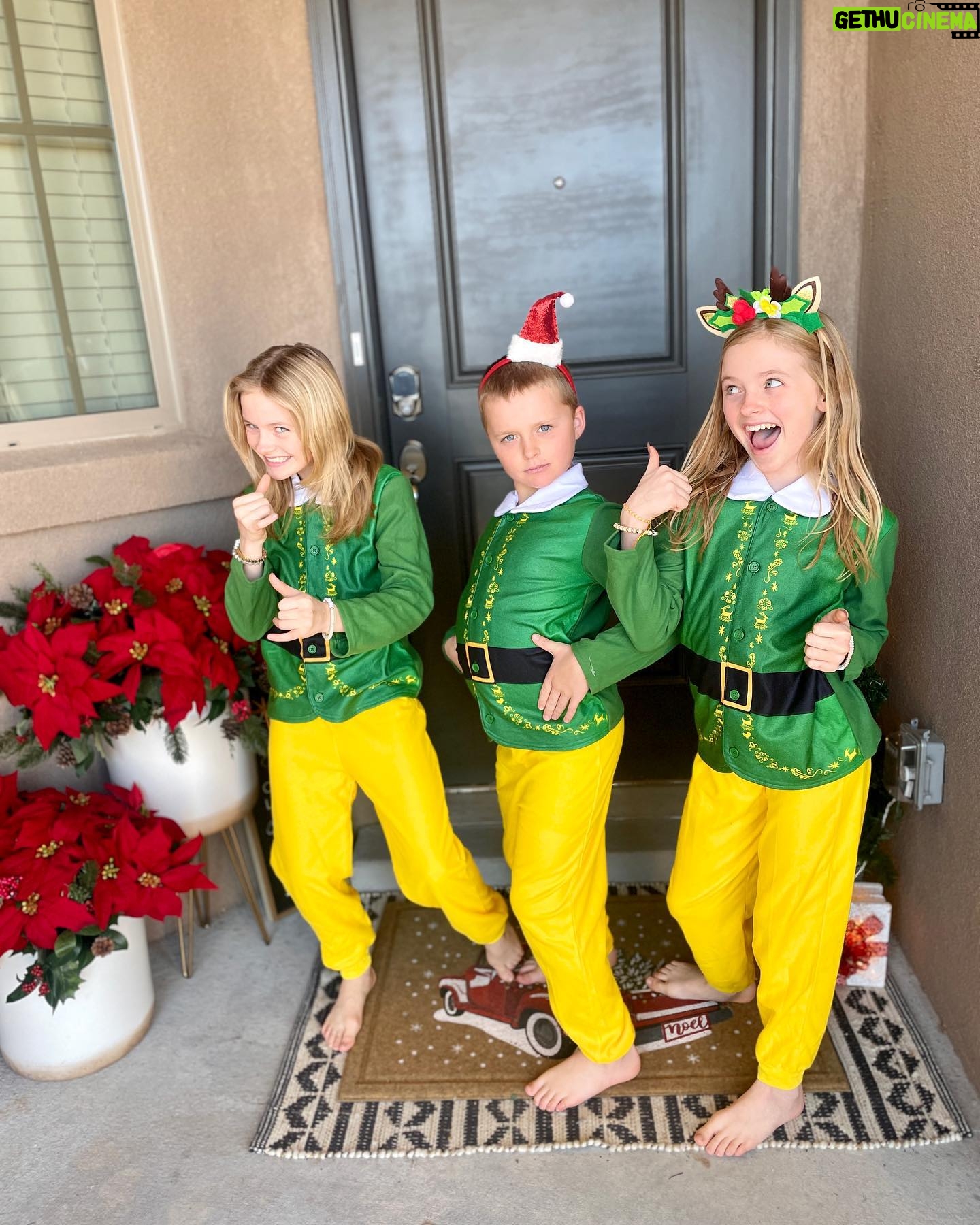 Mia Allan - 5.9K Likes - What’s your favorite color? #budddytheelf