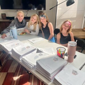 Mia Allan Instagram - All new episode of The Really Loud House airs tonight!!! Only on @nickelodeon !!! Who’s going to watch???

#theallantwins #ellaandmiaallan #ellaandmia #twins #thereallyloudhouse #theloudhouse #lolaloud #lanaloud #theloudtwins #apairofqueens #pairofqueens