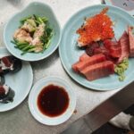 Mia Rose Instagram - Honeymoon Vlog #4 - Osaka day 3 🍣 Último dia em Osaka e aproveitámos para visitar o Osaka Castle, que foi construído no final do século XVI e é um dos castelos mais famosos do Japão 🏯 Fomos almoçar ao Izakaya Toyo, que é famoso pelo sushi e apareceu num episódio da série ‘Street Food: Asia’ da @netflixpt 🤗 E o hype é real, absolutamente incrível!! Depois partimos de comboio rumo ao próximo destino… Kyoto! Passeámos um bocadinho pela cidade e já estou apaixonada 🥹 Ansiosa para o que vamos visitar amanhã 😬 Estão a gostar de acompanhar a nossa aventura pelo Japão? #honeymoonvlogs #japan #japantravel #japantrip #travelvlog #explorejapan