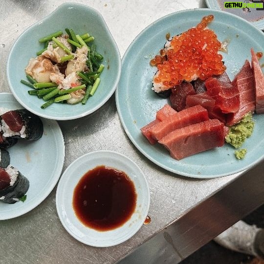 Mia Rose Instagram - Honeymoon Vlog #4 - Osaka day 3 🍣 Último dia em Osaka e aproveitámos para visitar o Osaka Castle, que foi construído no final do século XVI e é um dos castelos mais famosos do Japão 🏯 Fomos almoçar ao Izakaya Toyo, que é famoso pelo sushi e apareceu num episódio da série ‘Street Food: Asia’ da @netflixpt 🤗 E o hype é real, absolutamente incrível!! Depois partimos de comboio rumo ao próximo destino… Kyoto! Passeámos um bocadinho pela cidade e já estou apaixonada 🥹 Ansiosa para o que vamos visitar amanhã 😬 Estão a gostar de acompanhar a nossa aventura pelo Japão? #honeymoonvlogs #japan #japantravel #japantrip #travelvlog #explorejapan