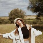 Mia Rose Instagram - Um fim de semana perfeito no Alentejo 🌿🫶 As minhas amigas prepararam estes dias, a começar com um almoço taaoo bom na Herdade da @mainovaalentejo 🍇 com direito a visita às vinhas e olival. E depois ficámos no @montedasmogueiras que nos deixou completamente rendidas!! Receção linda e cheia de produtos regionais, uma decoração com muito bom gosto e a vista… era capaz de ficar ali para sempre 🥹 Se estão à procura de uma casa para o verão, o @montedasmogueiras é maravilhoso, adorámos! Meninas, can we go back? 😏