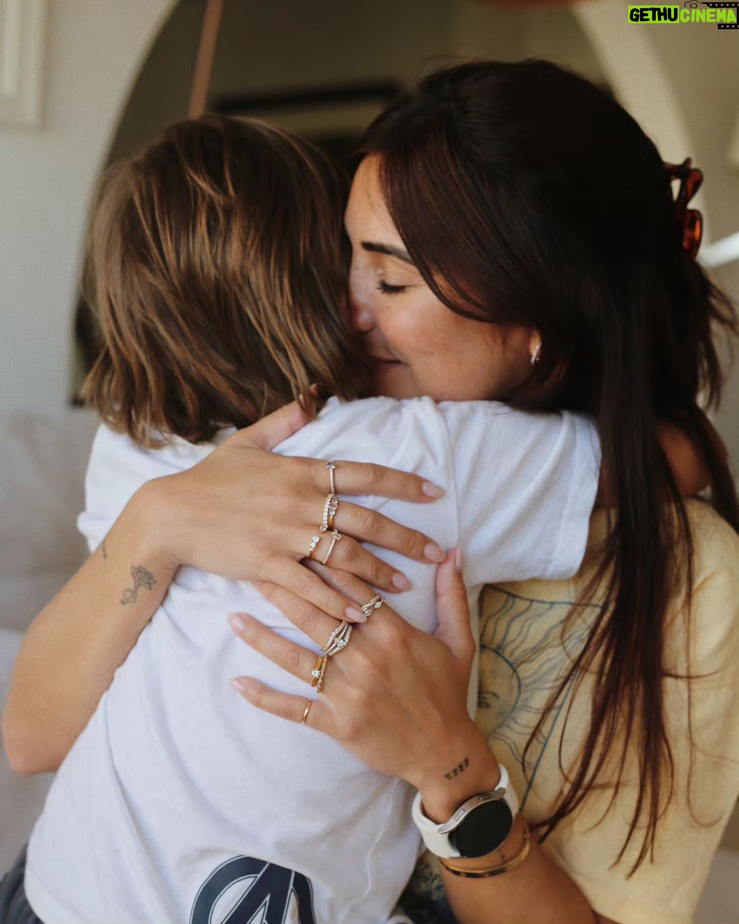 Mia Rose Instagram - Dia da Mãe a chegar e, tal como o amor de mãe, uma jóia também é para sempre 🤍 E se quiserem um presente intemporal para celebrarem o próximo o domingo, podem encontrar a coleção #UnikeByMiaRose no site da @unike_jewellery e em vários pontos de venda pelo país 💍 Deixo o link da coleção nos stories e o vídeo que fiz com as técnicas para saberem o tamanho de anel perfeito sem saírem de casa ✨ Fica a dica! #MothersDay #DiaDaMae