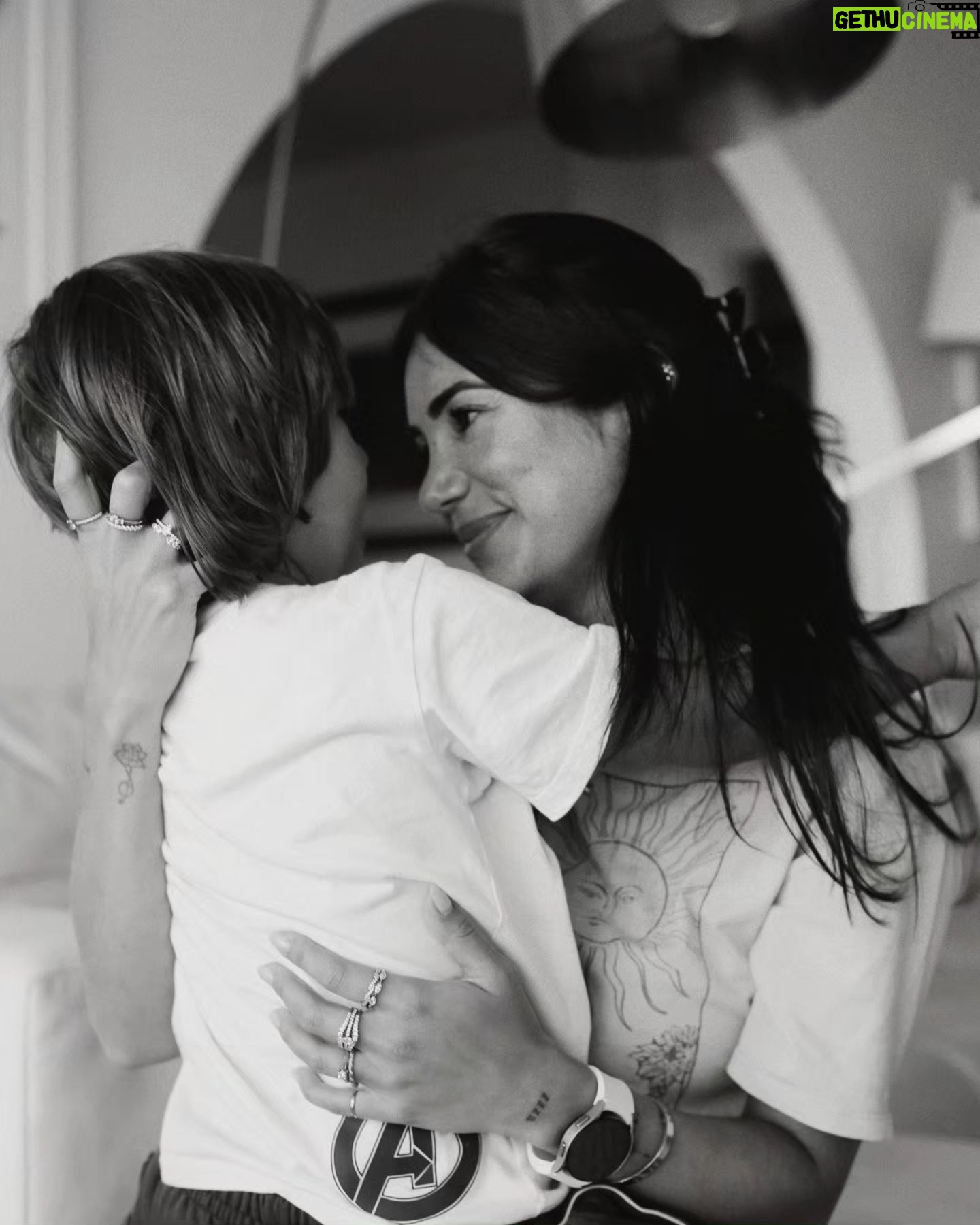 Mia Rose Instagram - Dia da Mãe a chegar e, tal como o amor de mãe, uma jóia também é para sempre 🤍 E se quiserem um presente intemporal para celebrarem o próximo o domingo, podem encontrar a coleção #UnikeByMiaRose no site da @unike_jewellery e em vários pontos de venda pelo país 💍 Deixo o link da coleção nos stories e o vídeo que fiz com as técnicas para saberem o tamanho de anel perfeito sem saírem de casa ✨ Fica a dica! #MothersDay #DiaDaMae