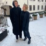Mia Skäringer Instagram - Vardagsrutiner återerövras. Saknaden av lösrövar, hästar och peruker blandas med julpyssel, träning, tvätt, läxor och nya manus. 🙏🏻❤️🎄✏️🗒️ Nytt avsnitt @skaringerochnessvold ute nu 🫴🏻💋