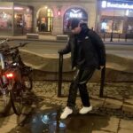Mia Skäringer Instagram - Då va det nytt avsnitt @skaringerochnessvold idag! Hampus ska ut i sina vita sneakers å stajla på Stureplan men trampar i hundbajs. Titta så fint han doppar fossingen 🏹❤️🐕💩