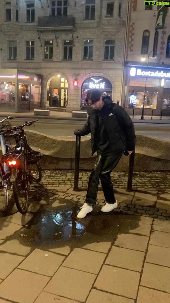Mia Skäringer Instagram - Då va det nytt avsnitt @skaringerochnessvold idag! Hampus ska ut i sina vita sneakers å stajla på Stureplan men trampar i hundbajs. Titta så fint han doppar fossingen 🏹❤️🐕💩