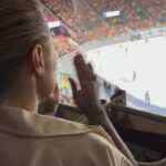 Mia Skäringer Instagram - Jag har varit på hockey typ 2 ggr i mitt liv men vem knäpper händerna å börjar raljera i pausen tror ni? Så lite man vet om sig själv 😳🏒🔥 lyssna och njut av den ultimata mixen; noll självinsikt och för mycket självanalys i sprillans nya avsnittet @skaringerochnessvold 🫴🏻💋