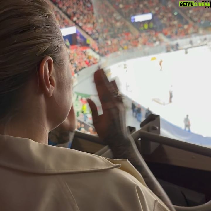 Mia Skäringer Instagram - Jag har varit på hockey typ 2 ggr i mitt liv men vem knäpper händerna å börjar raljera i pausen tror ni? Så lite man vet om sig själv 😳🏒🔥 lyssna och njut av den ultimata mixen; noll självinsikt och för mycket självanalys i sprillans nya avsnittet @skaringerochnessvold 🫴🏻💋
