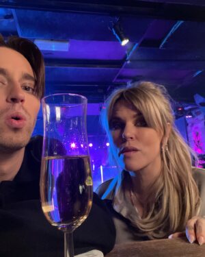 Mia Skäringer Instagram - För tre år sedan lovade jag @hampusnessvold att vi skulle festa. Förra veckan blev det äntligen av, dock måste man nog tillägga att det mest var Hampus som sköt ut mig 🚀 Lyssna på det nya avsnittet @skaringerochnessvold idag.
