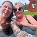 Mia Skäringer Instagram - Jag vet inte varför men jag tycker vi ser ut som ödlan å brorsan men det är jag å morsan å vi har ”dygnat” i romantisk dubbelsäng på Spa ♥️ allt om detta och mycket mer i dagens @skaringerochnessvold