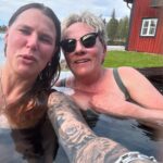 Mia Skäringer Instagram - Jag vet inte varför men jag tycker vi ser ut som ödlan å brorsan men det är jag å morsan å vi har ”dygnat” i romantisk dubbelsäng på Spa ♥️ allt om detta och mycket mer i dagens @skaringerochnessvold