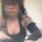 Mia Skäringer Instagram - Medan vi väntar på maktskifte. På fred. På ljus. Svansjön akt 2 ( repris) 🫴🏻🦢🚬 @veraprada här ser du också lite av rörligheten. Kan vara bra när du nu ska sätta igång med bla koreografin. Ja, dans utlovas i humorturnén ”Just idag mår vi bra” @skaringerochnessvold Kolla din närmsta stad! Biljettlänk i min profil 🎟️ 💋🦨 Ps. Snälla njut av bootsklappret! Det får inte ballerinorna till.