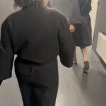 Mia Skäringer Instagram - Humoristen å vårtulpanen har landat mjukt hemma igen. Alla lösa kön är nerpackade, mamma Gun tillbaka i Värmland och första julbordet avklarat ( i logen på globen innan sista giget ) Allt é typ som det ska och Måndag betyder nytt avsnitt @skaringerochnessvold 🫴🏻💋🤡🌷