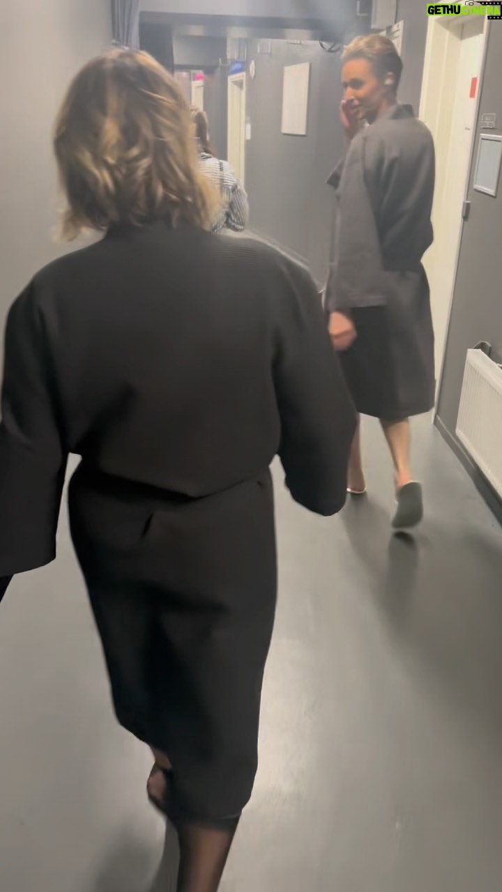 Mia Skäringer Instagram - Humoristen å vårtulpanen har landat mjukt hemma igen. Alla lösa kön är nerpackade, mamma Gun tillbaka i Värmland och första julbordet avklarat ( i logen på globen innan sista giget ) Allt é typ som det ska och Måndag betyder nytt avsnitt @skaringerochnessvold 🫴🏻💋🤡🌷