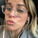 Mia Skäringer Instagram - Medan PrästBjörn delar ut nattvarden sitter Tabita bakom skynket å piffar luggen @skaringerochnessvold tackar ❤️Malmö och Liveshowen ”Just idag mår vi bra” rundar nu av höstturnén i ❤️Sthlm Globen imorgon fredag! 🫴🏻💋