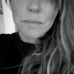 Mia Skäringer Instagram - Nytt år. Nytt avsnitt. Nytt hopp. Mer pill i naveln, överslagshandlingar och snabba känslomässiga kast! @skaringerochnessvold ruvar på överraskning! Detta år blir det fart på morsan. Ut ur björnidet å på med pumpsen. 🐻👠💥Nu är det färdigvilat! ( har du hört den förut @hampusnessvold ?)