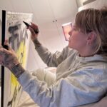 Mia Skäringer Instagram - Kreativiteten verkar inte veta några gränser. Nu får man se upp så jag inte börjar karva av mig örat. Hampus har högläsning ur sin journal och vi ber redan nu om ursäkt för big time generalisering. Nytt avsnitt @skaringerochnessvold ute nu! Tack för att ni lyssnar! ❤️🥊💋