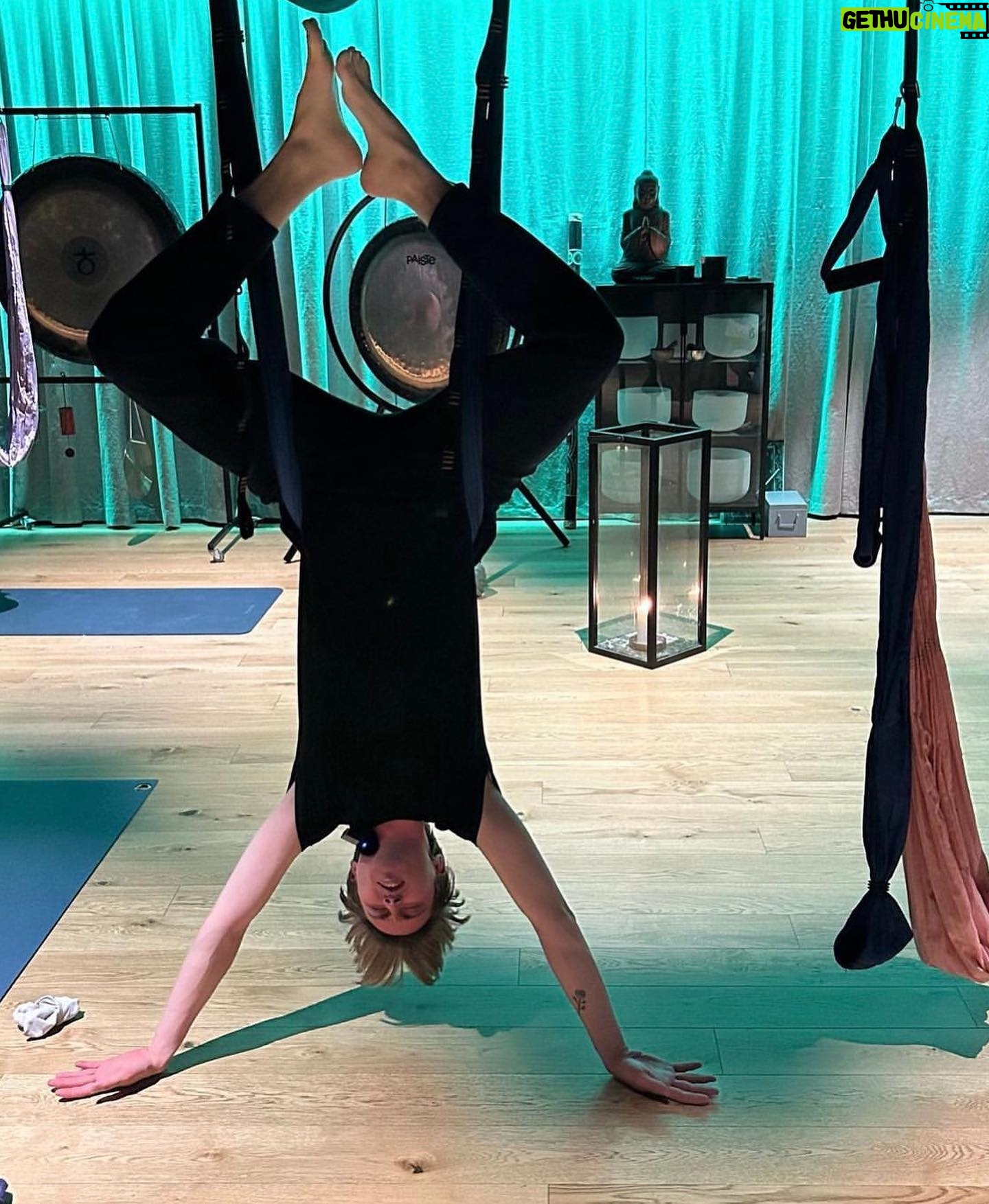 Mia Skäringer Instagram - 2024 och vi lovar allt vi aldrig kan hålla! 🙌🏻💥😳 Nytt avsnitt @skaringerochnessvold Hampus har slutat snusa ( igen ) och vi undrar båda två hur det kan se så enkelt ut när andra lever? Detta avsnitt vill du inte missa 🌸❤️💋
