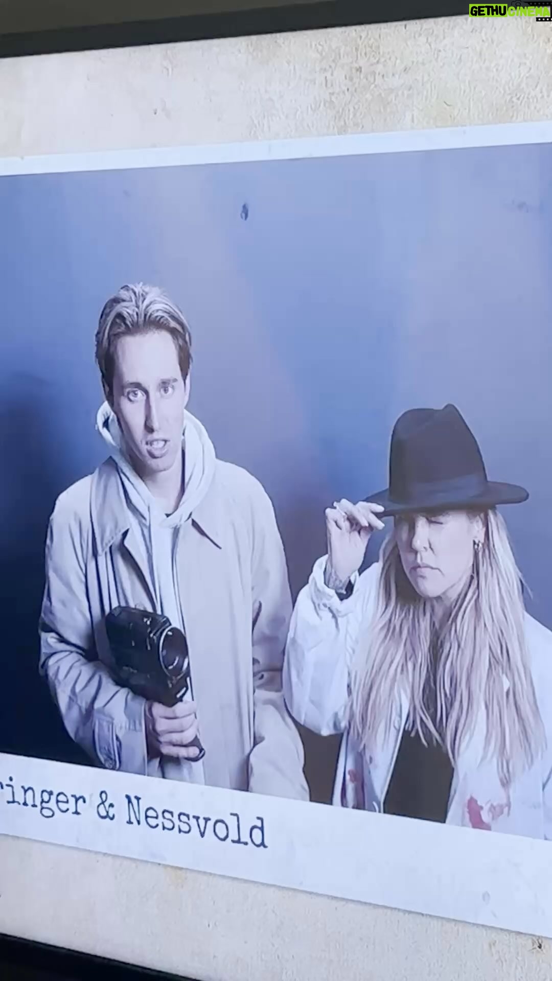 Mia Skäringer Instagram - Idag letar vi efter en spruta som ska bota oss från vår psykiska ohälsa i ett mental asylium från 1800 talet Det går sådär.. Hampus tycker att jag kör ett egorace å jag tycker att hampus är feg och inte vågar öppna några dörrar @skaringerochnessvold med dig hela sommaren 💉🩸❤️😎💋