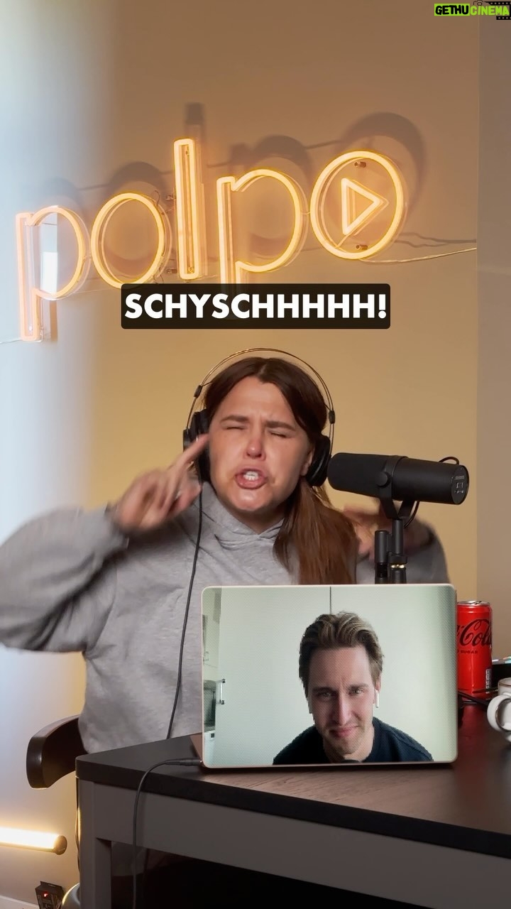 Mia Skäringer Instagram - Måndag betyder nytt avsnitt @skaringerochnessvold ( vad är en måndag .. substantiv? ) 👀😂 Jag skriver även mitt namn i fickan, lite i smyg om någon frågar om höger eller vänster.