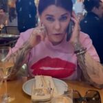Mia Skäringer Instagram - Ny vecka, nytt avsnitt @skaringerochnessvold 🦍💨 1. Vi ska bara äta en mysig lunch brunch älskling! 👀 2. Coolaste podden ute på vift 😎 3. Jo vi jobbar med humor, en komediserie faktiskt! 🤡❤️ (Koncentration och många läsglasögon i omlopp på solsidan) 4. Tänk att vi @polpoplay @annaspolander är så mobila med tekniken nuförtiden 🧚🏻‍♀️ 💋💋💋