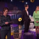 Mia Skäringer Instagram - Just nu i Go’kväll på svt1 🤠 Mias outfit Styling: @hampusnessvold Diadem: Lindex Topp: Lindex Kjol: Lindex Skor: Egna Hampus outfit Styling: @hampusnessvold Kostym: Oscar Jacobson Show: skäringernessvold.se