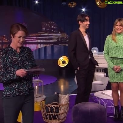 Mia Skäringer Instagram - Just nu i Go’kväll på svt1 🤠 Mias outfit Styling: @hampusnessvold Diadem: Lindex Topp: Lindex Kjol: Lindex Skor: Egna Hampus outfit Styling: @hampusnessvold Kostym: Oscar Jacobson Show: skäringernessvold.se
