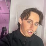 Mia Skäringer Instagram - Kreativiteten verkar inte veta några gränser. Nu får man se upp så jag inte börjar karva av mig örat. Hampus har högläsning ur sin journal och vi ber redan nu om ursäkt för big time generalisering. Nytt avsnitt @skaringerochnessvold ute nu! Tack för att ni lyssnar! ❤️🥊💋