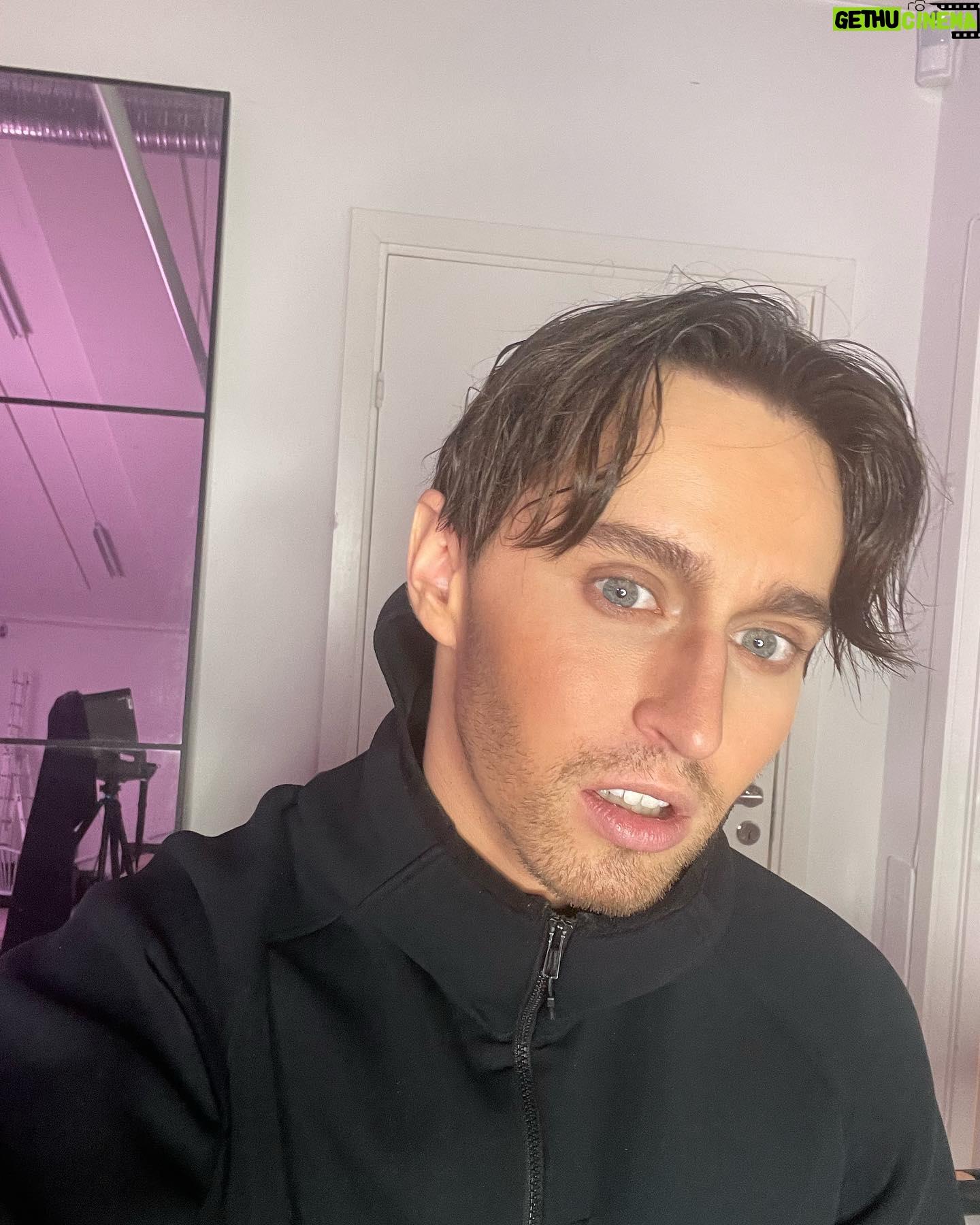 Mia Skäringer Instagram - Kreativiteten verkar inte veta några gränser. Nu får man se upp så jag inte börjar karva av mig örat. Hampus har högläsning ur sin journal och vi ber redan nu om ursäkt för big time generalisering. Nytt avsnitt @skaringerochnessvold ute nu! Tack för att ni lyssnar! ❤️🥊💋