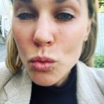 Mia Skäringer Instagram - 🫴🏻❤️vakna bejbi det är vi som är gudarna och vi är redan här känn hur vingarna trycker under dina skuldror som visdomständer som väntar på att bryta sig upp under köttet Jag tror inte på Gud eller jo jag tror på den samlade energin i allt levande det rena medvetandet den gudomliga energin är alltså inte mer närvarande eller frånvarande än oss själva vi är alltså inte mer avskiljda från någonting än vi själva gör oss så när vi säger att vi längtar till naturen så är det vår egen närvaro vi pratar om vi är naturen inte en kropp som upplever sin ande då och då vi är en ande ett medvetande som upplever en kropp men vi glömmer glömmer allt om och om igen det är livet därför tror jag inte heller på någon Jesus figur som ska komma tillbaka jo isåfall vi - människan- som ska komma ihåg vilka vi är vi som ska komma hem till oss själva och träda in i vår egen gudomlighet vi presenterar oss själva oftast med minneskort från förr vi styr och navigerar framtiden med kartan full av sår, trauma och olika erfarenheter från förr vi är sällan i nuet vi utgår sällan från nuet vår natur vår varelse det rena närvarande medvetandet vi förbereder oss på all skit vi tror ska komma eller så håller vi andan väntar vi på att leva tills allt blir bättre det kanske kommer att hända i ett annat nu att något vi önskade plötsligt blev just så bra men tyvärr är vi inte där då heller för vi är redan i nästa tanke om sen och om och då vakna bejbi det är vi som är gudarna och vi är redan här /Mia 😎🫶🏻