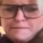 Mia Skäringer Instagram - Orkar faktiskt inte 🎈( nån har fotat när jag läser solsidanmanus alt lägger tarot?