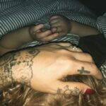 Mia Skäringer Instagram - Denna text tål att repriseras ❤️ Om jag vore en Gud så skulle jag överväga att lyfta kvinnan från jorden en stund. Lägga henne i pyjamasfickan under mitt hjärta, där hon skulle få vaggas till rytmen av min puls, så som hon själv har burit livet och kommit med trösten till andra. Där skulle hon få vila tills världen gjort sig förtjänt av sin kvinna igen. Men jag är ingen Gud, bara en trött människa, en tre barns mamma med hårt beskurna vingar och blodiga fästen. Det är farligt att vara flicka, dödligt att vara kvinna som ber om mänskliga rättigheter. För bara genom att leva kränker hon mannens luftrum. Bara genom att visa sig vara lika bra, ja kanske starkare så utgör hon ett hot som måste tyglas. Ägas förklaras och kontrolleras. Och kränkta män som projicerar sin egen förlorade heder i kvinnohat finns i alla kulturer. Här, där, framför och bakom. I system, traditioner och jargonger. Det är svårt att vara pojke. I förväntningarna, på skolgården, i omklädningsrummet, i familjen, i traditionen. Lipa inte. Var ingen mes. Skydda familjens heder. Låt dig inte kränkas. Ta inte en smäll. Slå tillbaka. Håll huvudet högt. Visa dig aldrig svag. Älskade lilla pojke. Det är hos dig allt börjar. Hur ska jag hjälpa dig gå oskadd genom förväntade roller. Bevara din gloria av blommor och hjärtan. Hur kan jag konservera dina tårar om de någon gång fjättras i en håla av påhittad manlighet. Om du inte längre vågar visa din svaghet, din rädsla. Om du en dag föser bort min hand på din kind och aldrig mer ber mig stanna. Då måste jag ha en burk med din egen salta sårbarhet. Motgift till din egen själs försvar. En pipett att droppa din lilla pojkes tår med på varje hård knuta. Så den kan lösa upp dig till din en början. Ge dig tillbaka dig själv. Lilla pojken min. Du och jag kan frigöra varandra. Dina tårar kan hela mina sår. Dina kramar kan rädda världen. Dina tårar kan trygga din systers liv. Jag måste hjälpa dig gå fri.  /Mia #enkvinnligkomikersdagbok