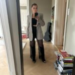 Mia Skäringer Instagram - ❤️👋🏻 Veckorapport direkt från det vi kallar verkligheten och från den parallella världen som ju pågått samtidigt för både mig och @hampusnessvold 😍 nytt avsnitt @skaringerochnessvold ute nu 🫴🏻🚀💋Och om ni röstar på oss inne på @aftonbladet Barncancergalan - årets humorpodd blir vi glada 🙏🏻🥰